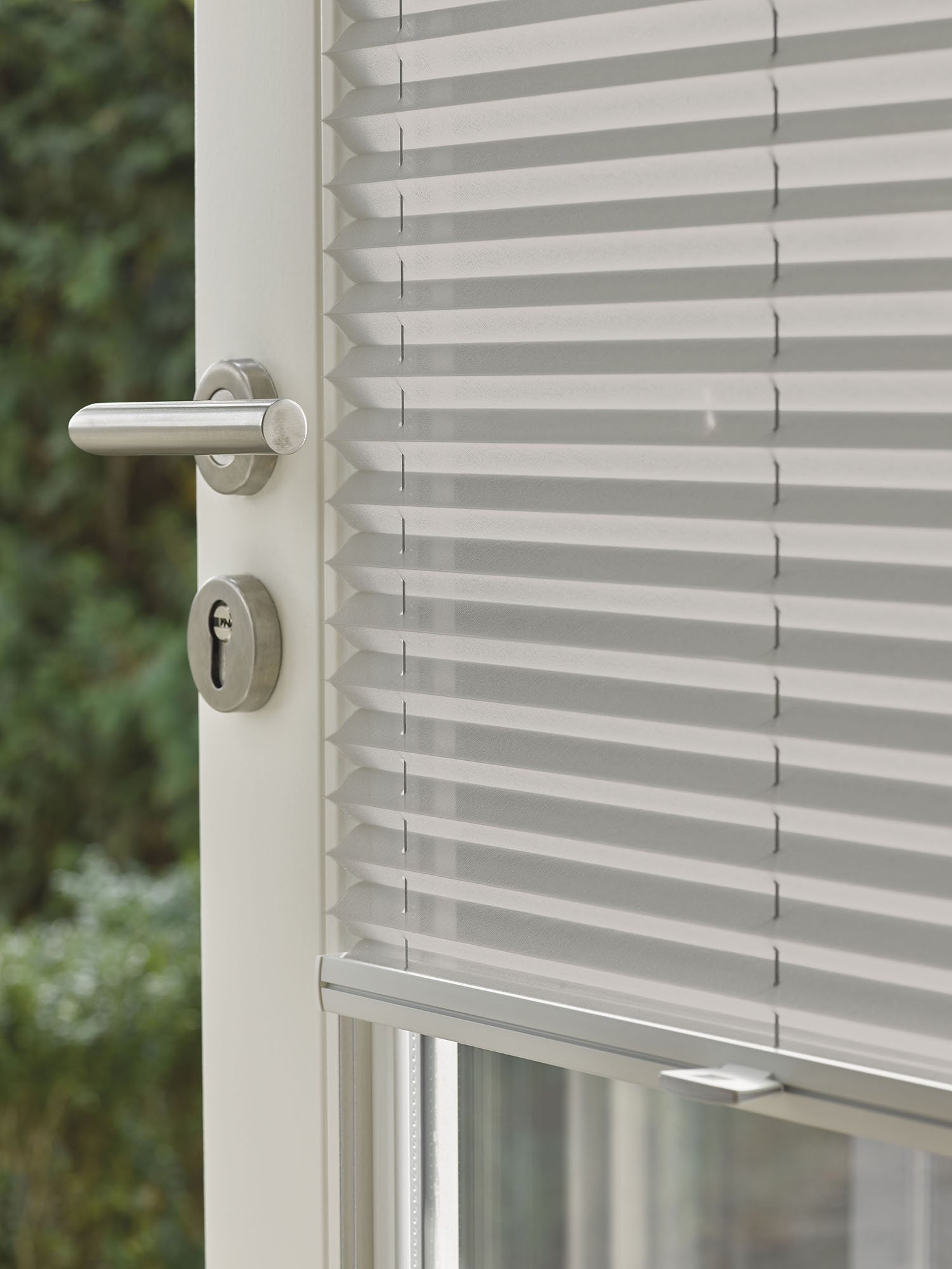 Plissee Tuer gefuehrt